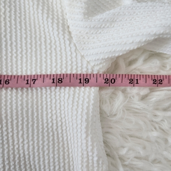 MIROH Textured Ribbed Crop Top. Size Medium. New. - Picture 4 of 7